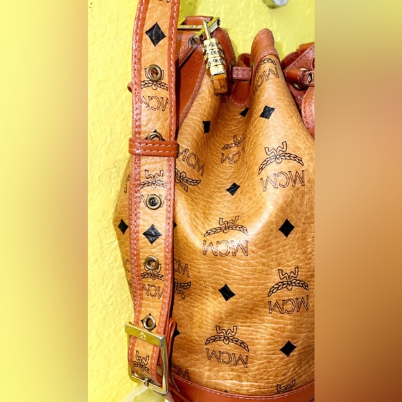 🛍️🛍️💫💫MCM Beautiful Authentic Made in Germany bucket shoulder bag. 🛍️🛍️💫 - Picture 7 of 16